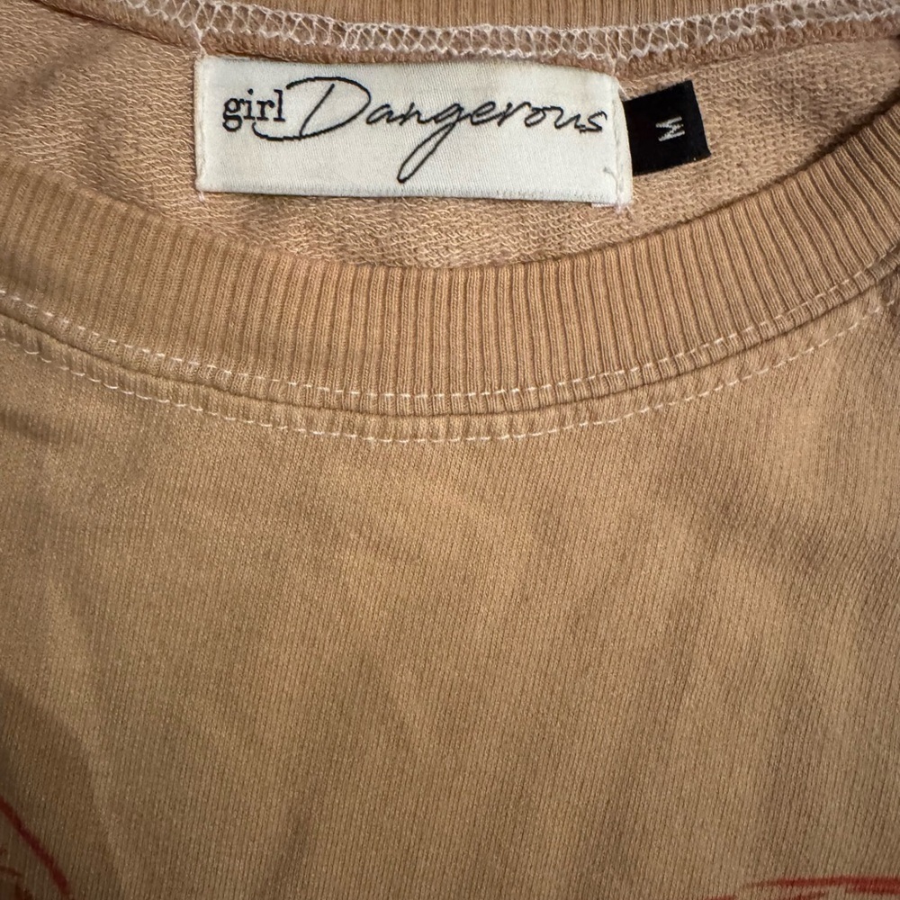 Girl Dangerous wild and free shirt size medium excellent condition - Picture 3 of 3